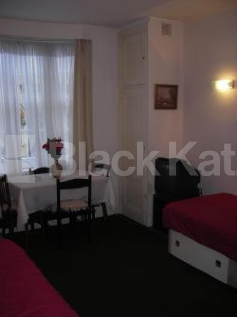 			New Instruction, Studio Apartment, 1 bath, 1 reception Flat			 Princess Court, Queensway